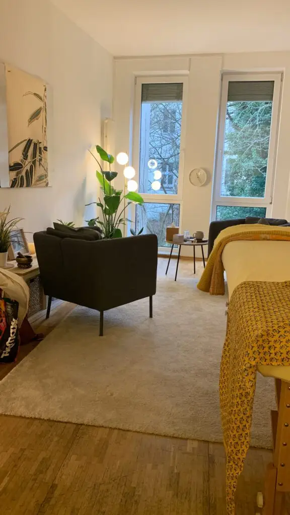 Meine Arbeit bringt Dich wieder in Kontakt mit deinem Körper. Der Körper ist die Quelle Deiner innere Weisheit. Investiere in 5 Sitzungen in dein Körper und Du kommst wieder zurück zu diese Weisheit.
Meine Reise zu meinem Körper hat Jahre gedauert - bei mir bekommst Du jetzt die Abkürzung.
My work puts you in touch with your body again. The body is the source of your inner wisdom. Invest 5 sessions in your body and you will find your way back to this wisdom.
My journey to my body took years — I’ll take you on the shortcut.